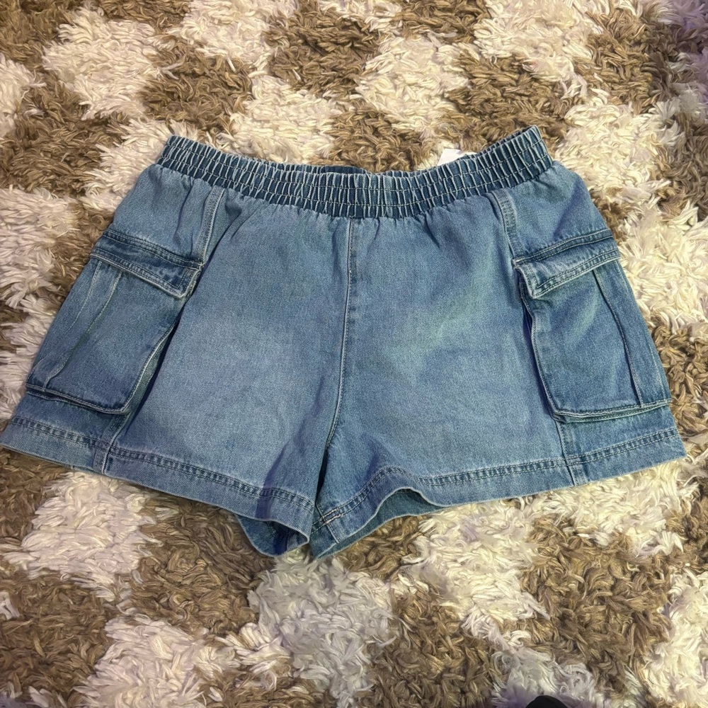 NWT Forever 21 denim cargo shorts with elastic waistband